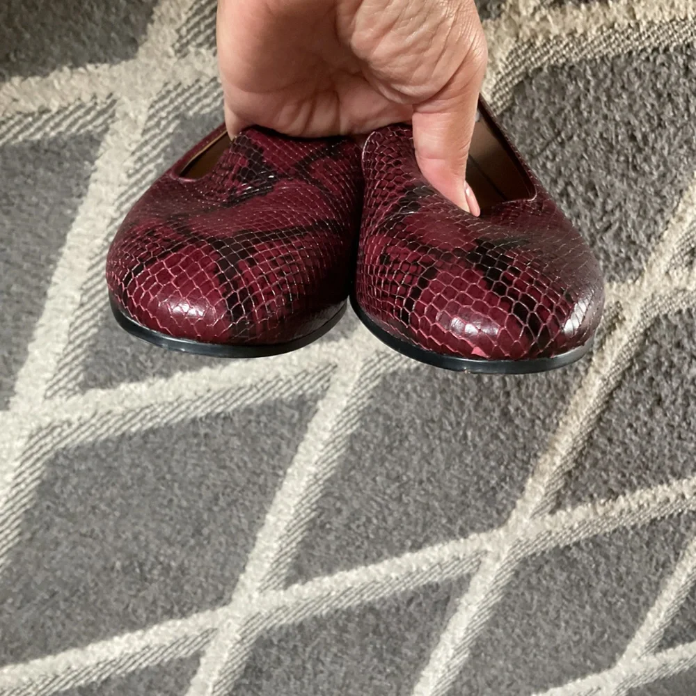 Vionic Willa Boa Slip On Shoes Wine Snakeskin Print Flat Loafers Size 8.5 - Picture 7 of 9